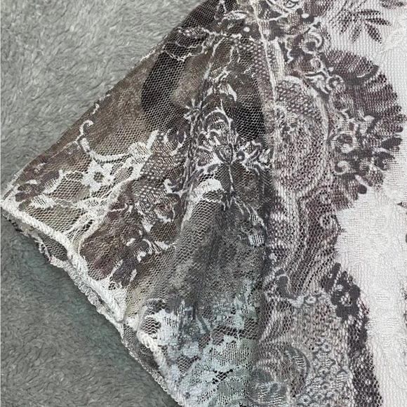 ROZ & Ali M Medium Top Shirt Gray Paisley V Neck Short Sleeve Lace Over P21 - Picture 5 of 8